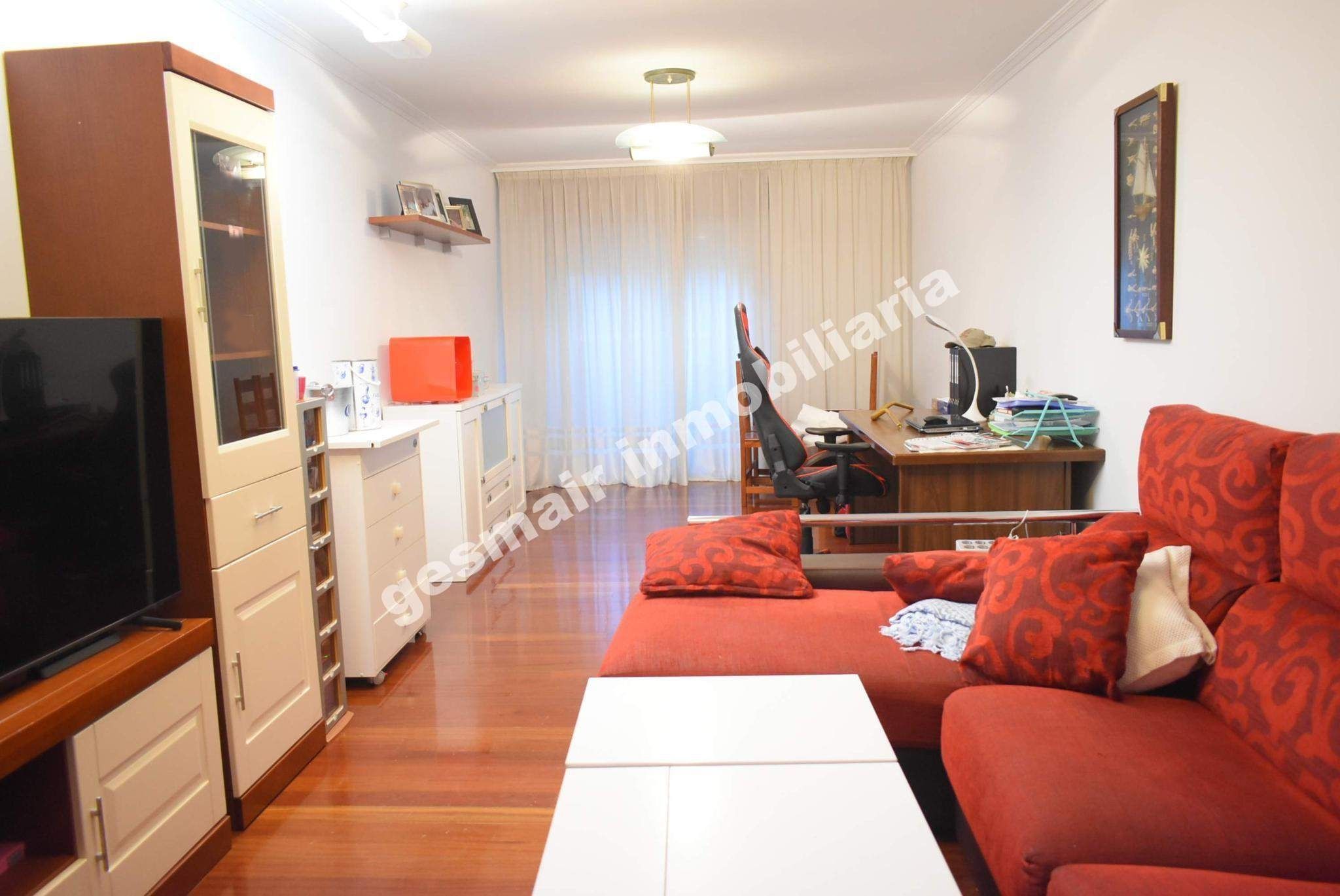 Sala d'estar de Pis de lloguer en Pontevedra Capital  amb Calefacció, Parquet i Traster