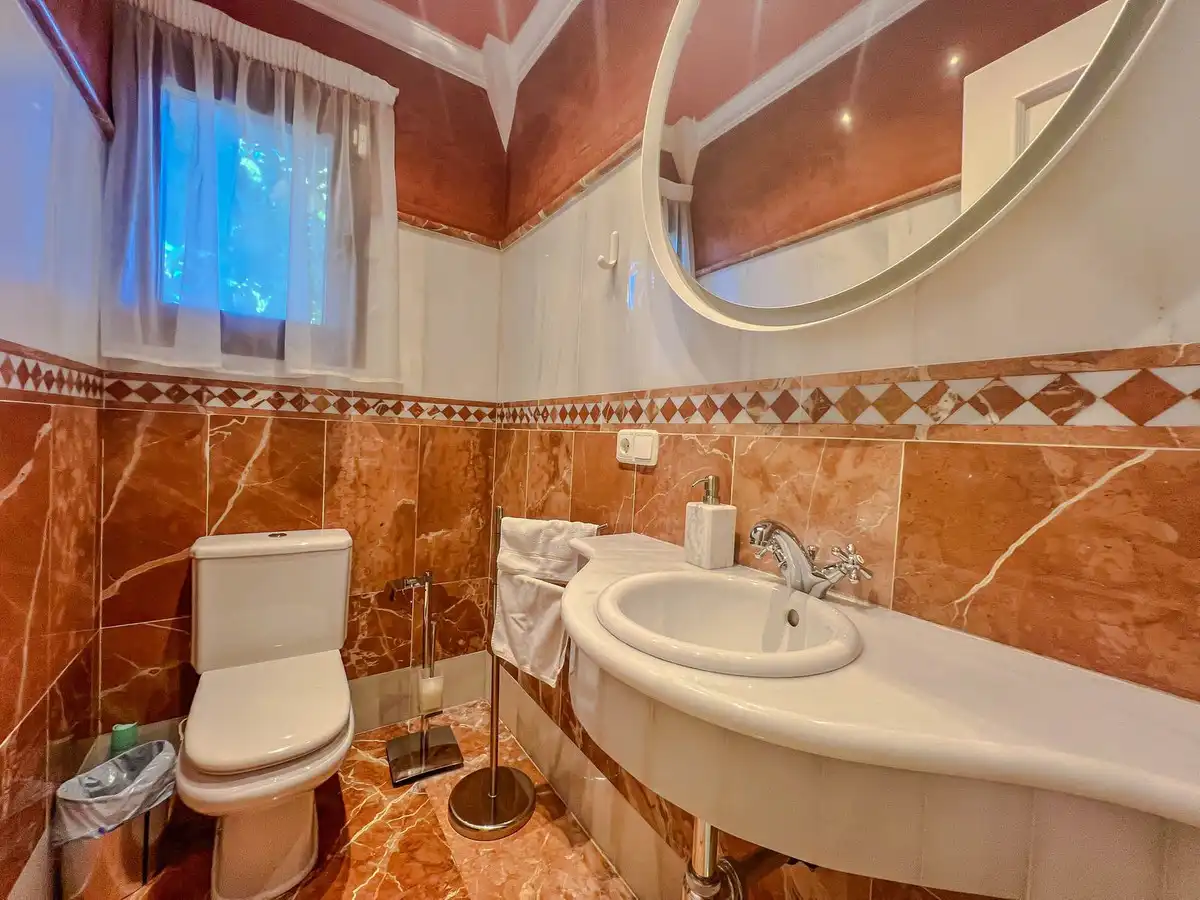 Baño de Casa adosada en venta en Benahavís con Aire acondicionado y Terraza