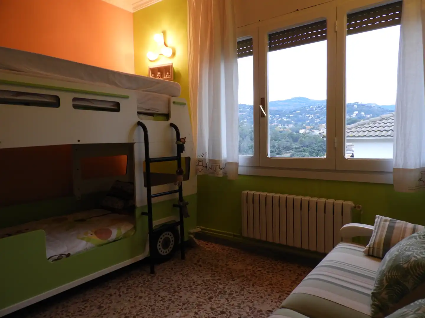 Schlafzimmer von Haus oder Chalet zum Verkauf in Castellar del Vallès mit Klimaanlage, Heizung und Privatgarten