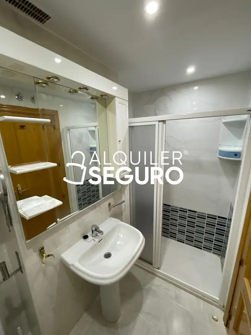 Bathroom of Flat for rent in Madrid  with Air Conditioner, Heating and Terrace