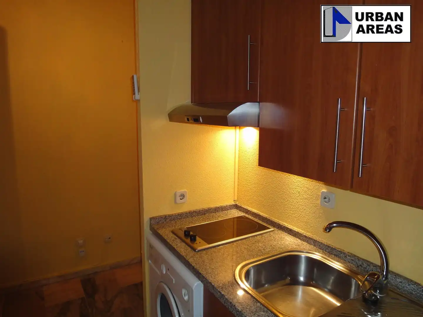 Cocina de Estudio de alquiler en Sevilla con Aire acondicionado, Calefacción y Amueblado