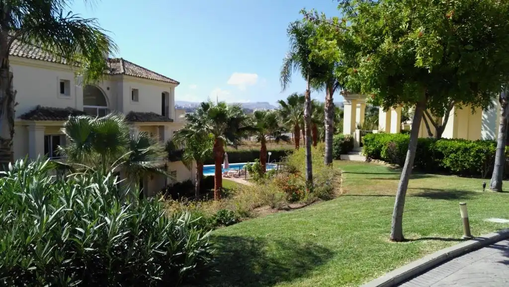 Außenansicht von Wohnungen zum Verkauf in Casares mit Klimaanlage, Heizung und Privatgarten