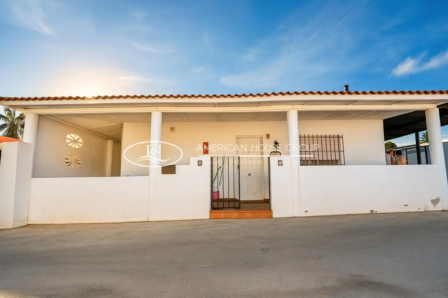Vista exterior de Casa o xalet en venda en Chiclana de la Frontera amb Aire condicionat, Jardí privat i Terrassa
