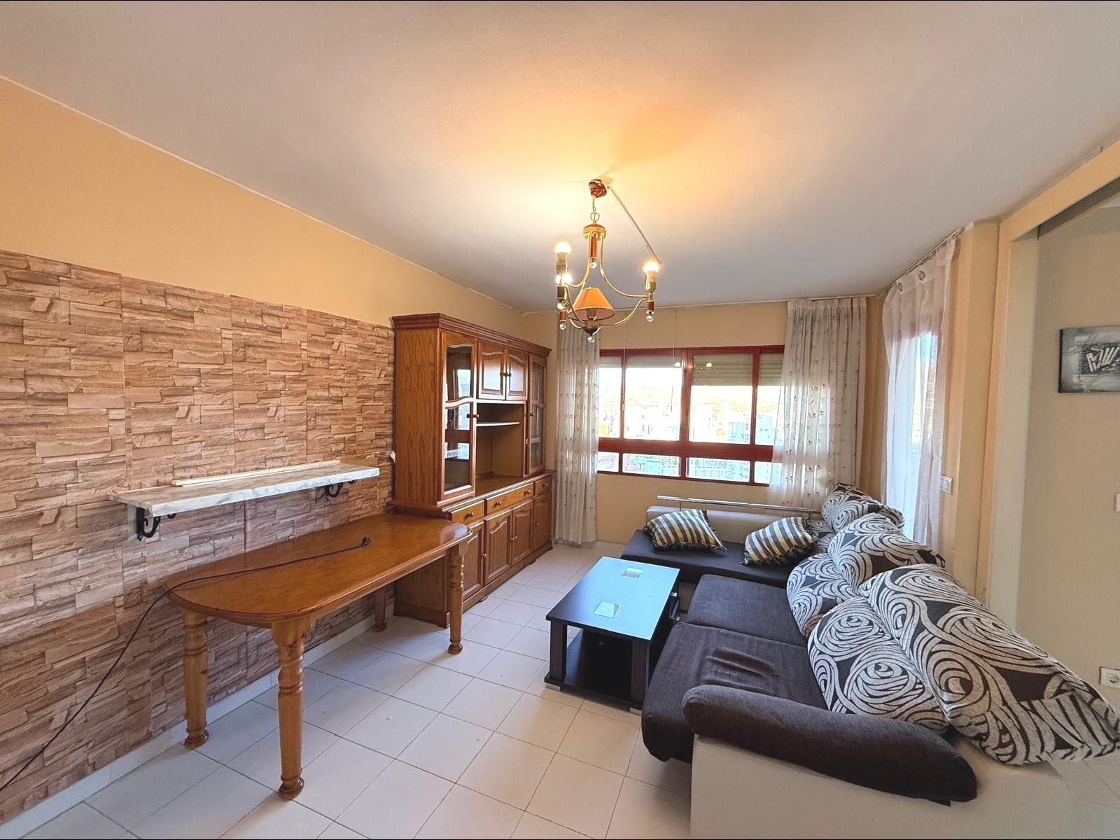 Sala d'estar de Apartament en venda en Benidorm amb Jardí privat, Terrassa i Moblat