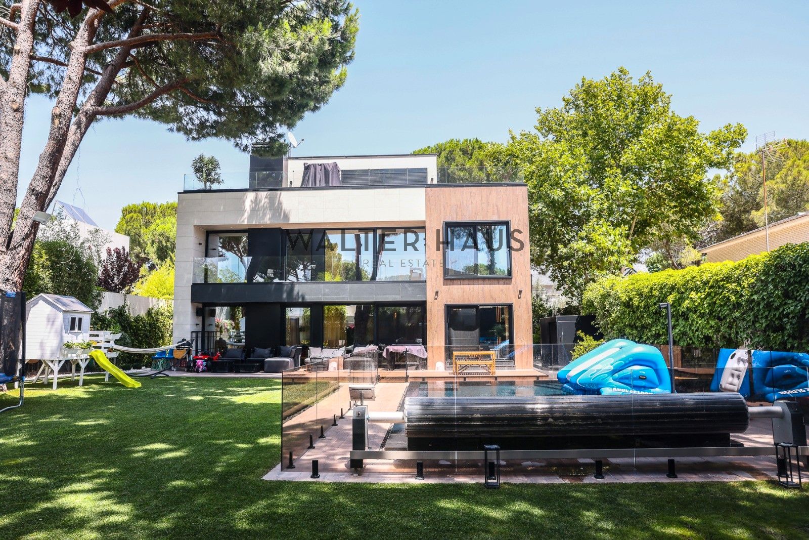 Exterior view of House or chalet for sale in Pozuelo de Alarcón  with Air Conditioner, Heating and Private garden