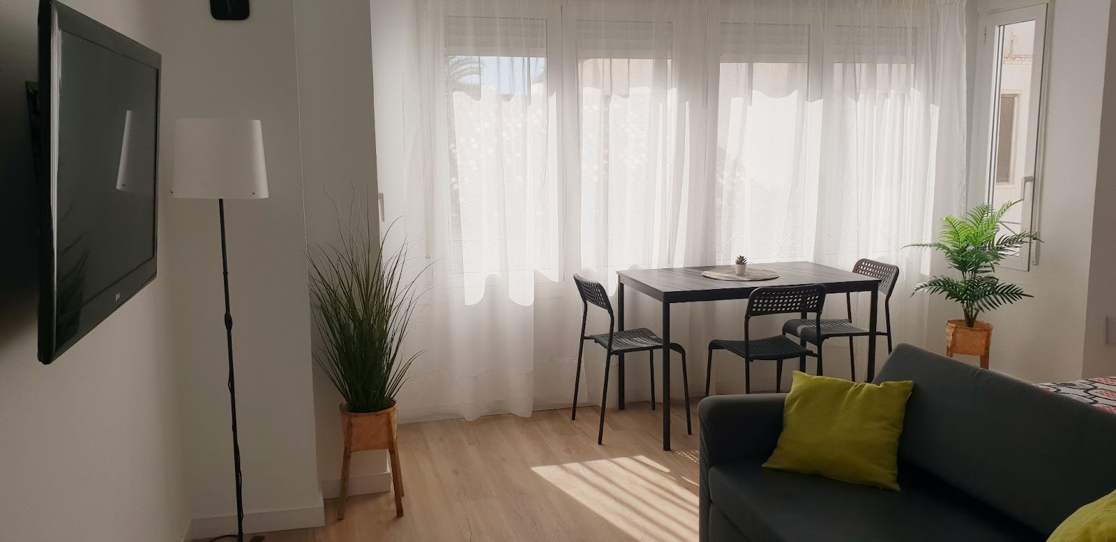 Sala d'estar de Estudi de lloguer en Altea amb Aire condicionat i Moblat