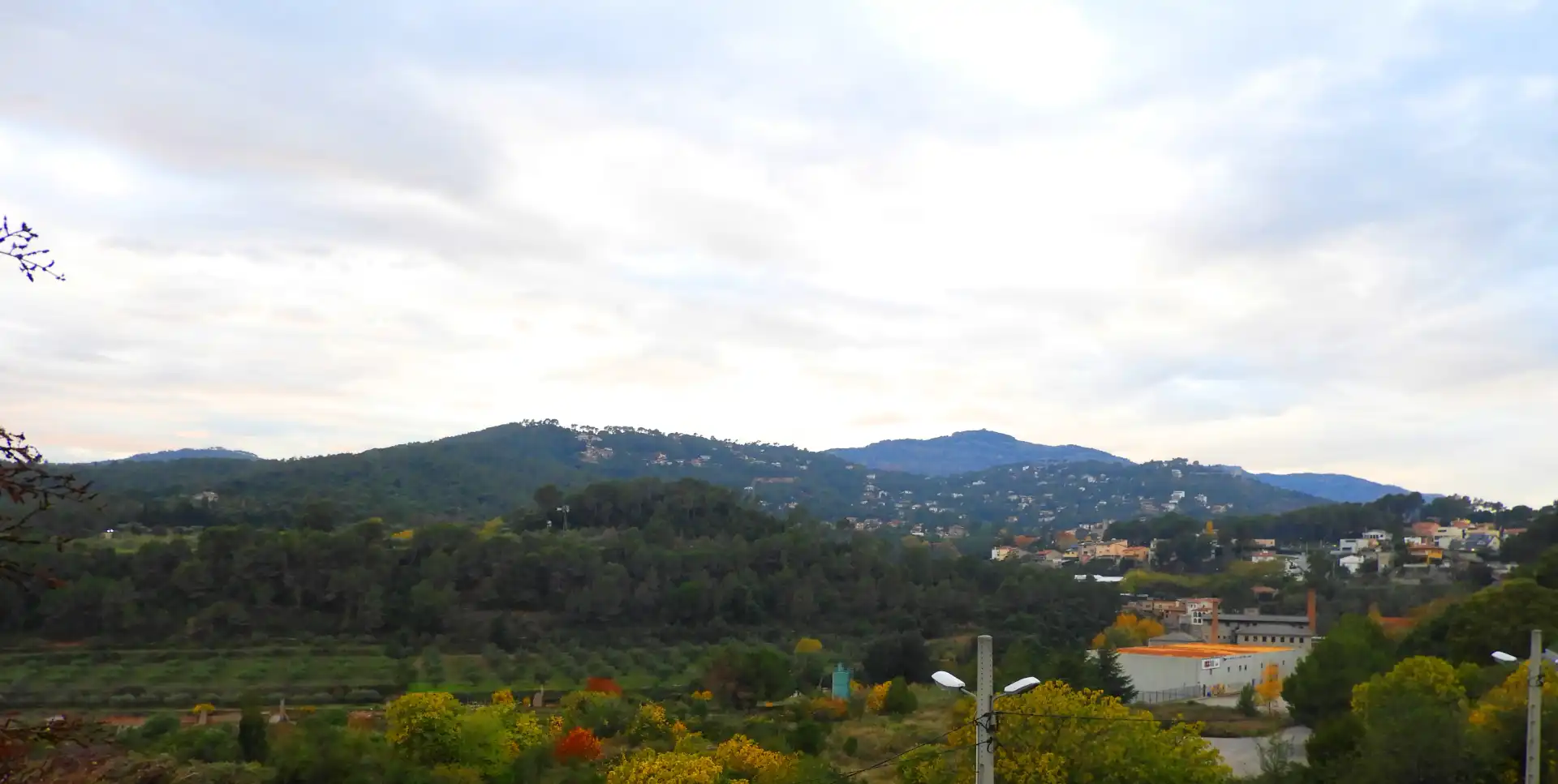 Außenansicht von Haus oder Chalet zum Verkauf in Castellar del Vallès mit Klimaanlage, Heizung und Privatgarten