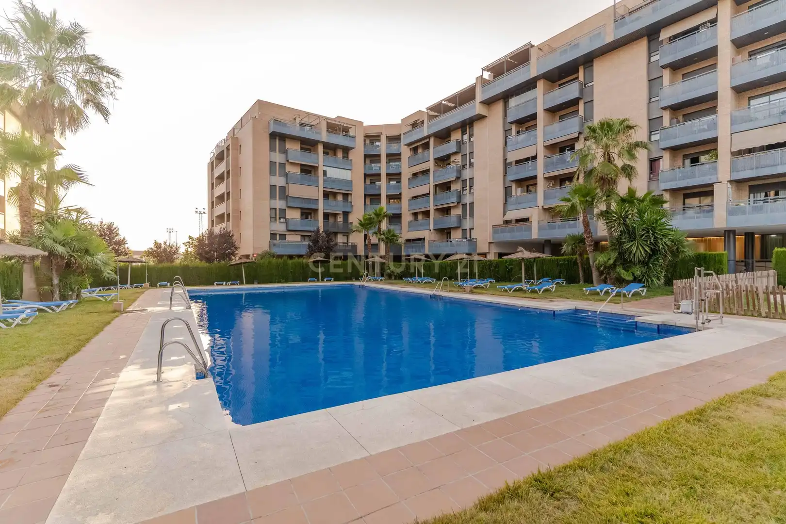 Piscina de Apartament en venda en Granada amb Aire condicionat, Traster i Piscina