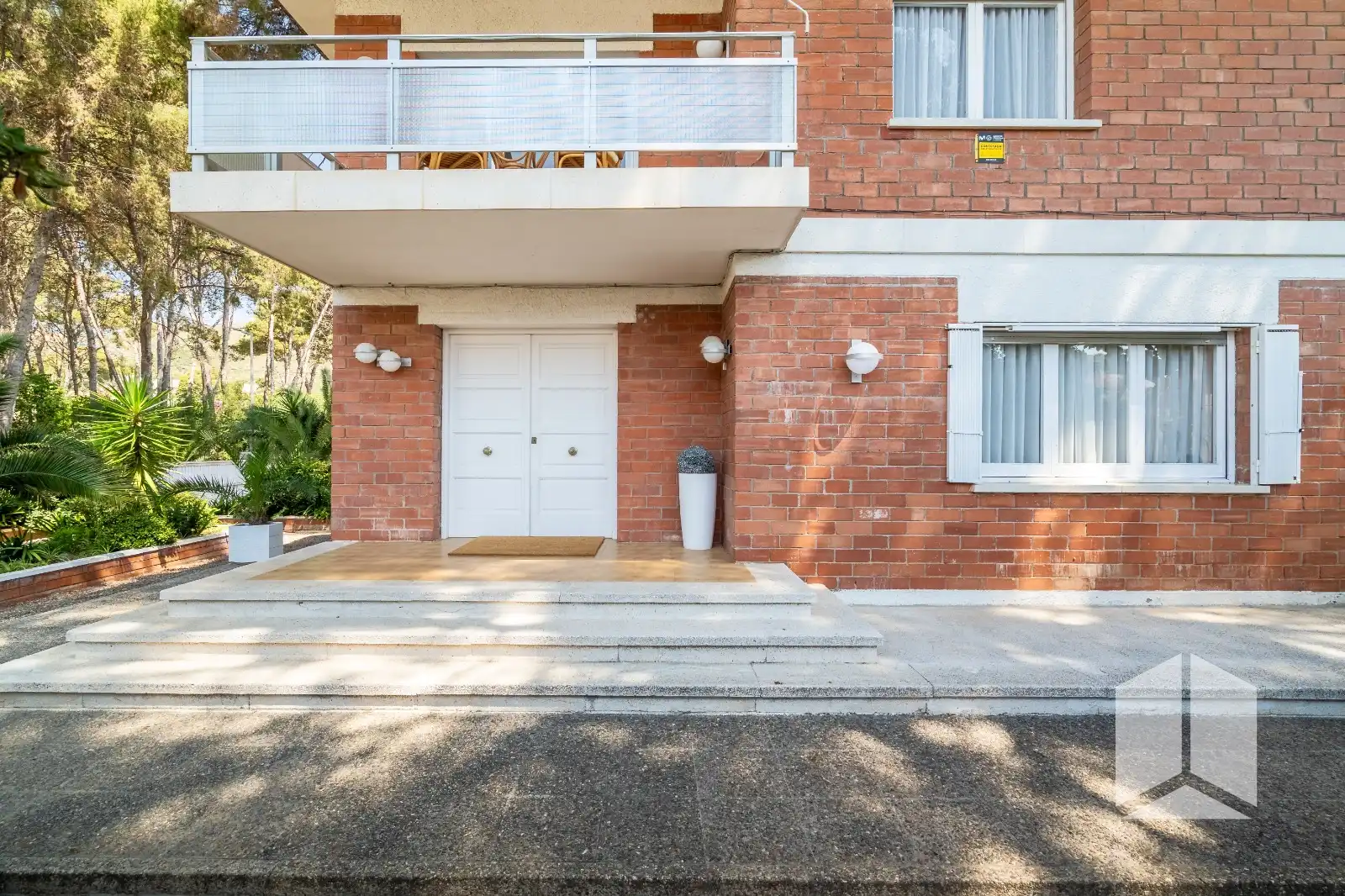 Vista exterior de Casa o xalet en venda en Castelldefels amb Terrassa, Piscina i Balcó