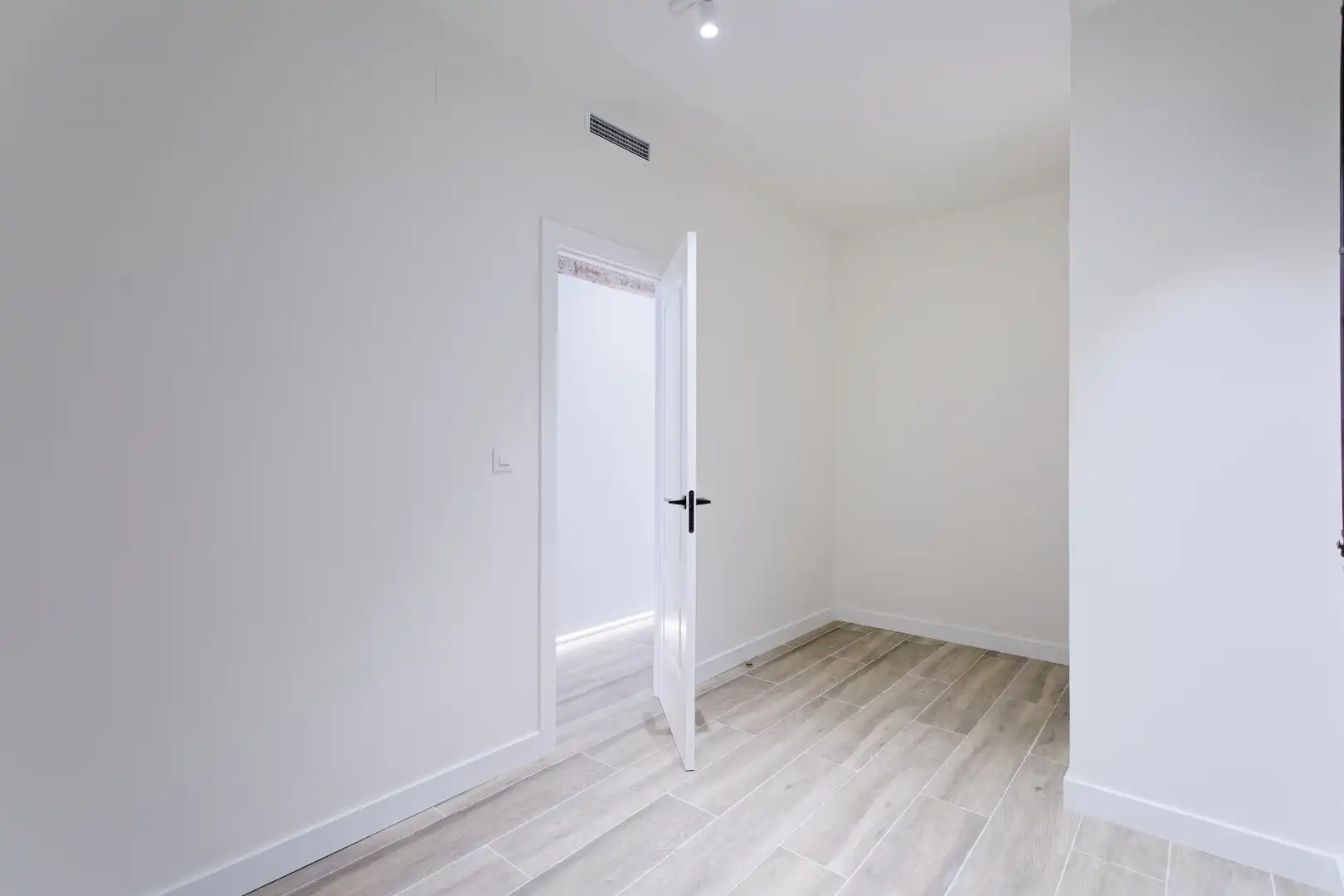 Flat for sale in Barcelona  with Air Conditioner, Heating and Oven