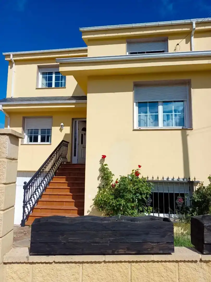 Vista exterior de Casa o xalet en venda en Ponferrada amb Jardí privat, Parquet i Moblat