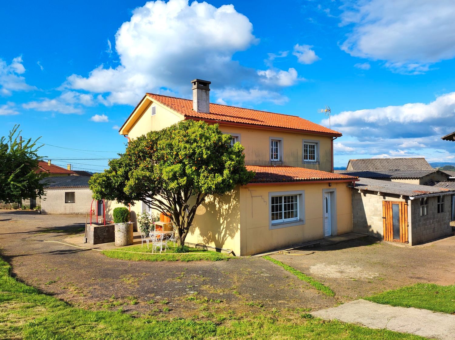 Vista exterior de Casa o xalet en venda en Abegondo amb Calefacció, Jardí privat i Terrassa