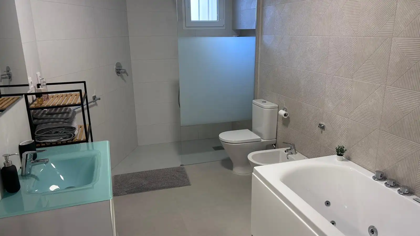 Badezimmer von Wohnung zur Miete in Orihuela mit Klimaanlage, Heizung und Privatgarten