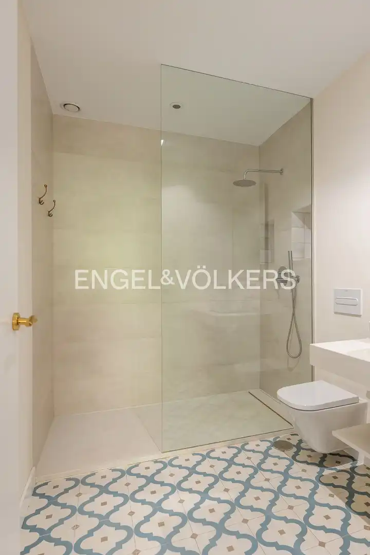 Badezimmer von Wohnung zur Miete in Sevilla mit Klimaanlage, Heizung und Parkett