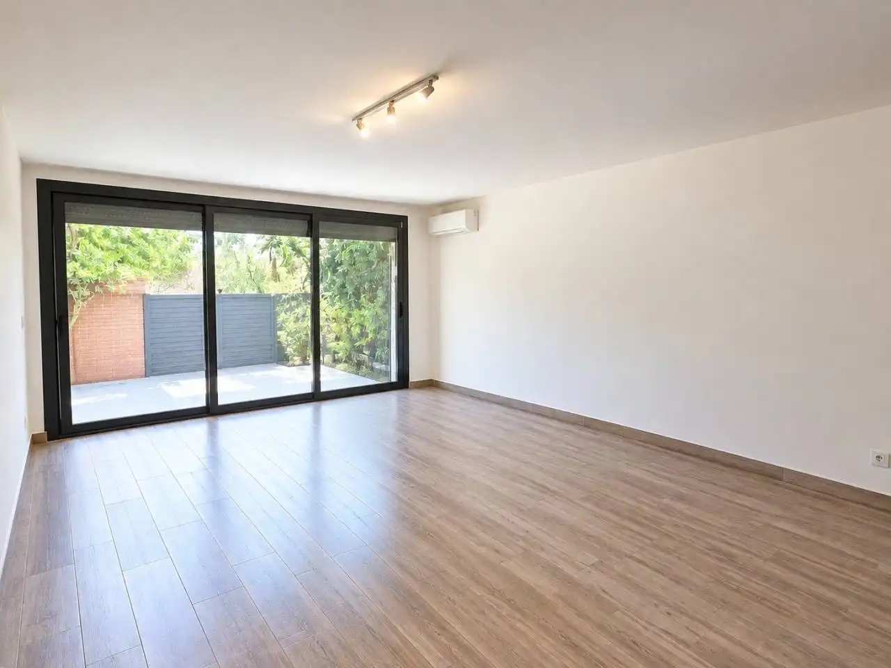 Casa aparellada amb jardí en venda a Calle Joan Coromines, imagen 53