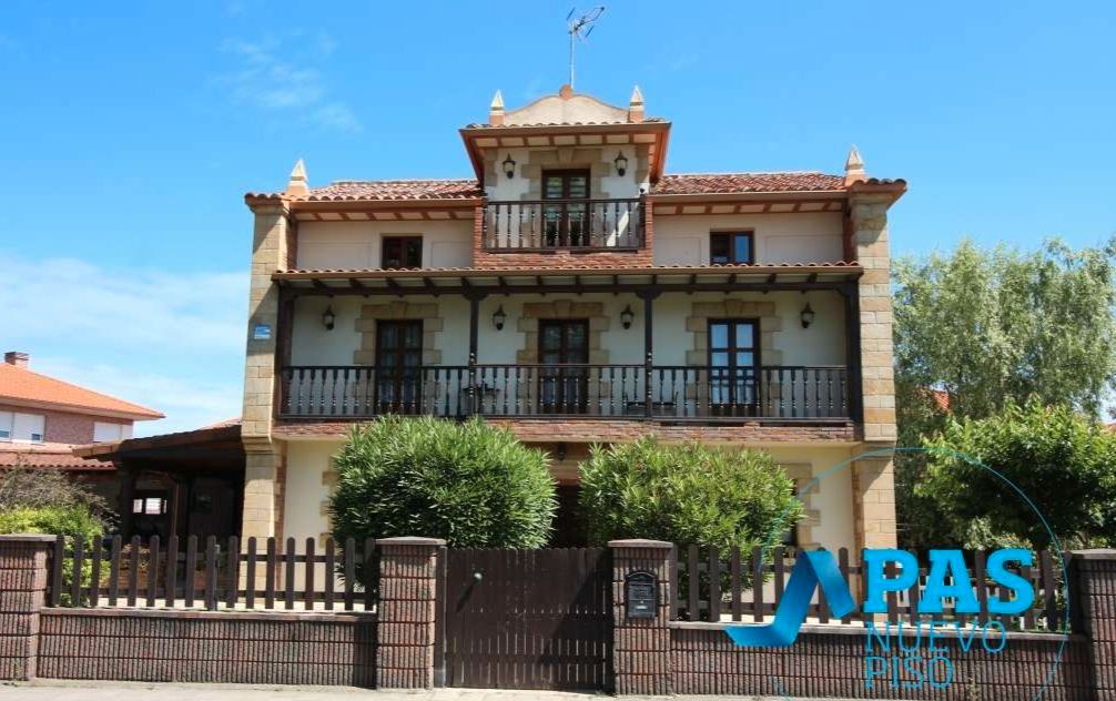 Exterior view of House or chalet for sale in Santander  with Private garden, Parquet flooring and Terrace