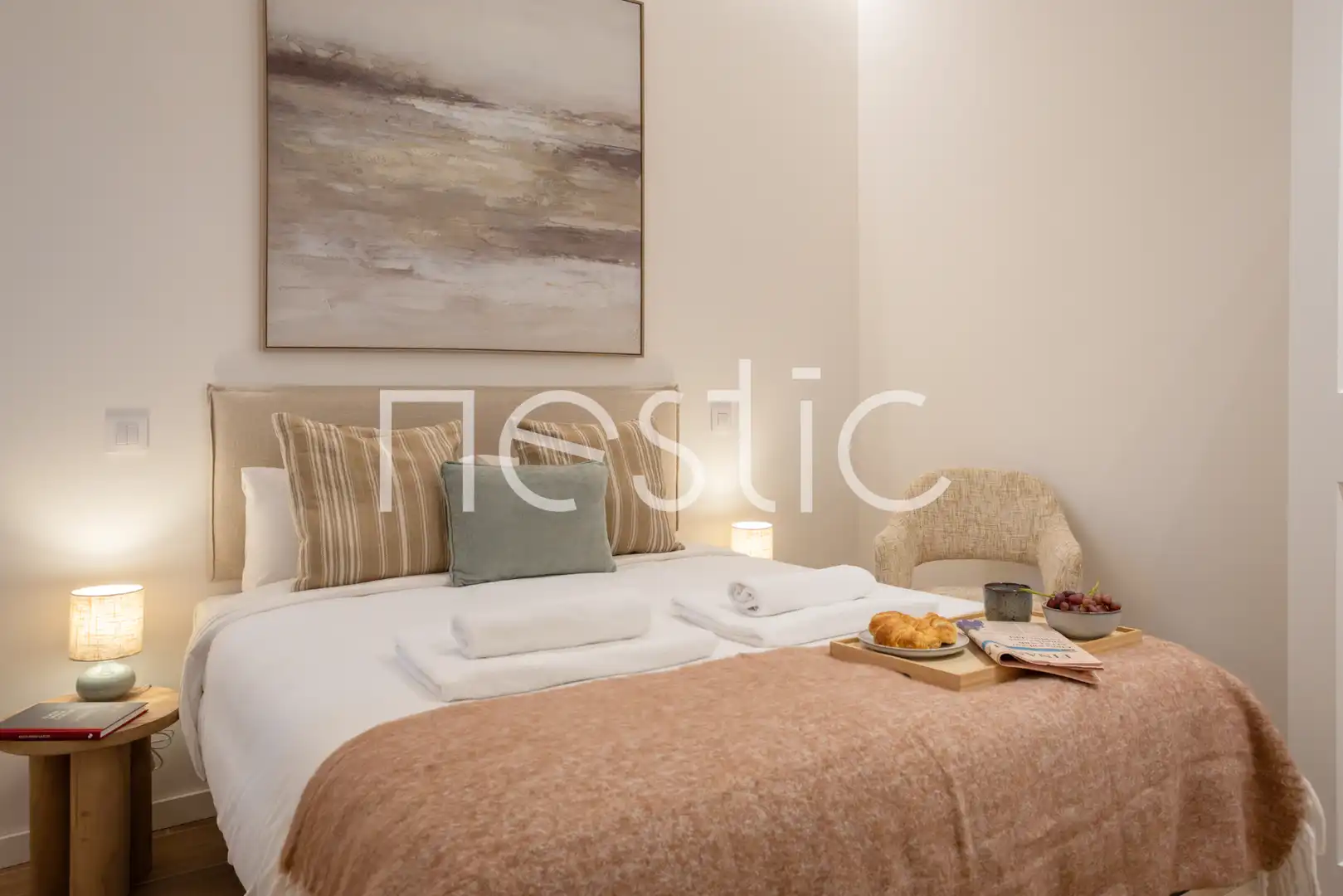 Dormitori de Apartament de lloguer en Madrid amb Aire condicionat, Calefacció i Moblat