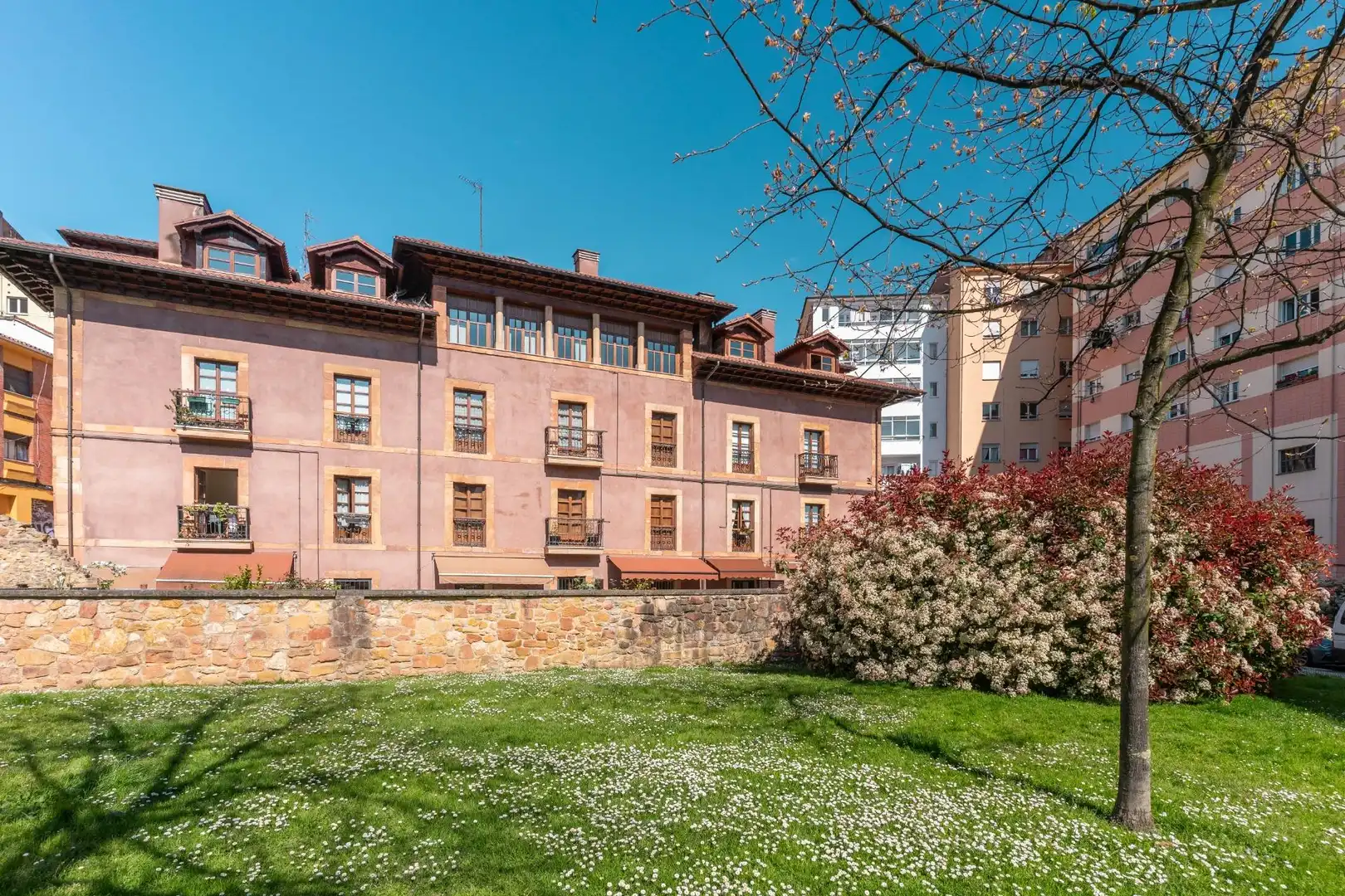 Vista exterior de Pis en venda en Oviedo  amb Calefacció, Moblat i Balcó