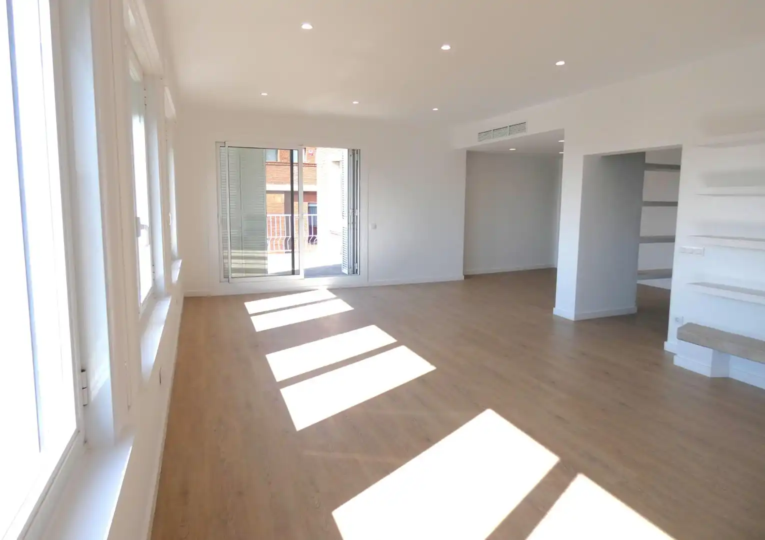 Wohnzimmer von Dachboden zur Miete in Barcelona mit Parkett