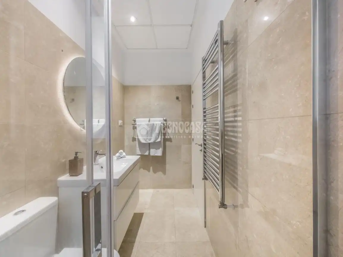 Bathroom of Flat for sale in Madrid  with Air Conditioner and Heating