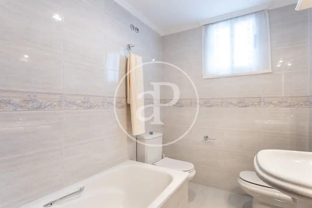 Baño de Dúplex de alquiler en Burjassot con Aire acondicionado, Calefacción y Amueblado