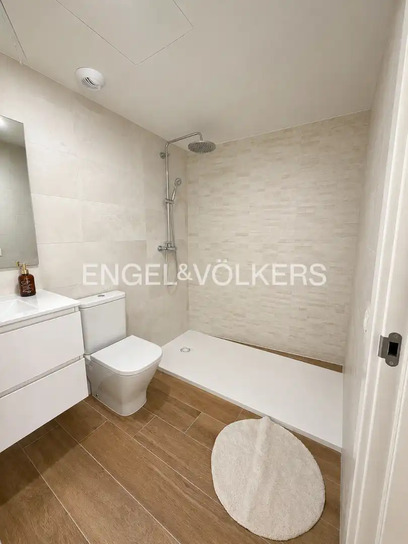 Bathroom of Flat for rent in Valencia  with Air Conditioner, Heating and Private garden