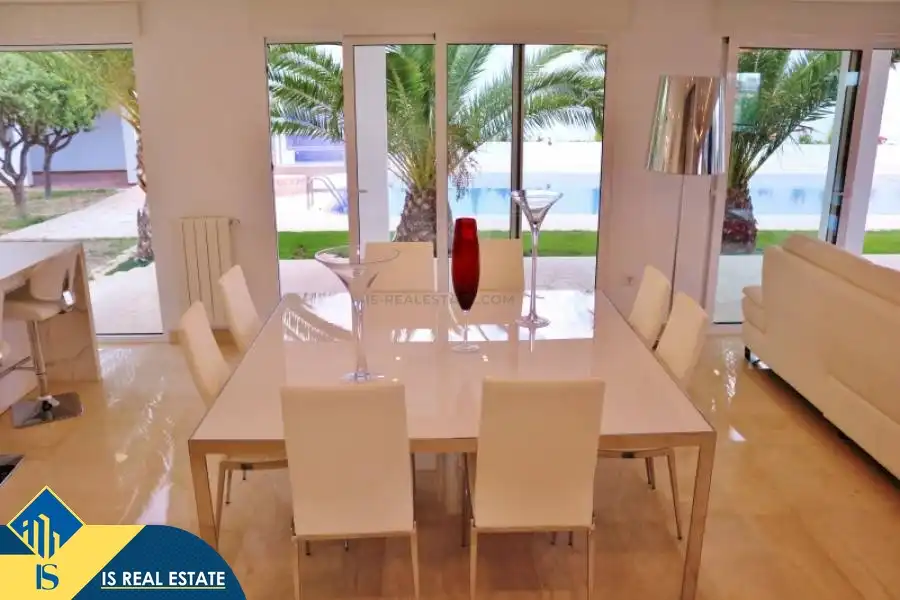 Menjador de Casa o xalet en venda en Alicante / Alacant amb Terrassa, Moblat i Piscina comunitària