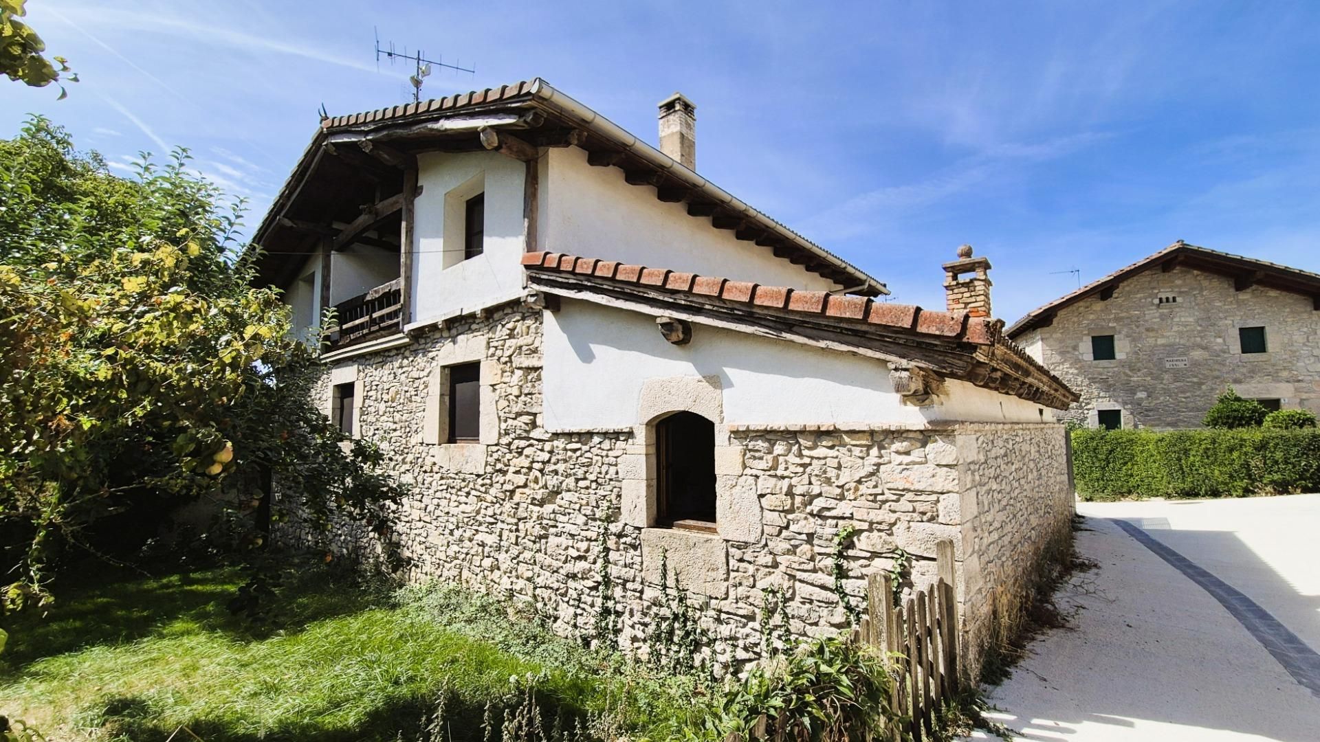 Vista exterior de Casa o xalet en venda en Juslapeña amb Calefacció, Jardí privat i Terrassa