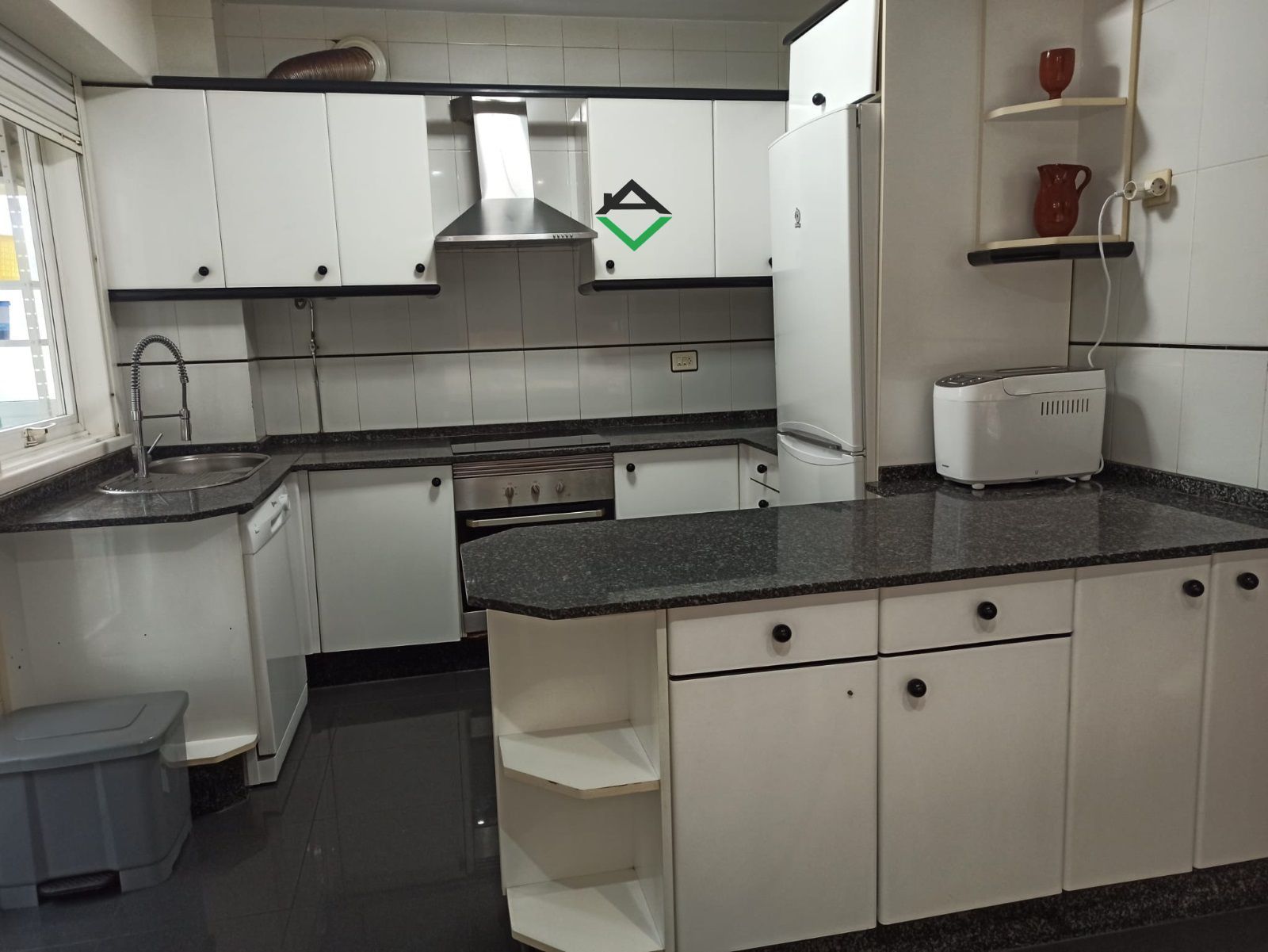 Cuina de Dúplex en venda en Cangas  amb Calefacció, Traster i Moblat