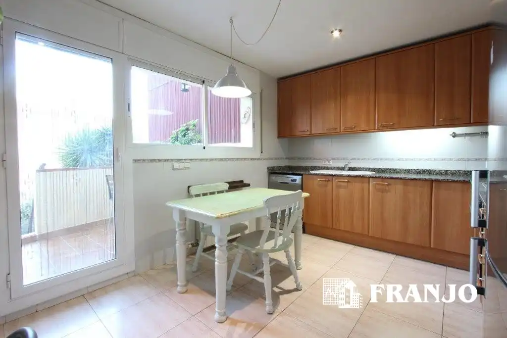 Cocina de Casa adosada en venta en Sabadell con Aire acondicionado, Calefacción y Jardín privado
