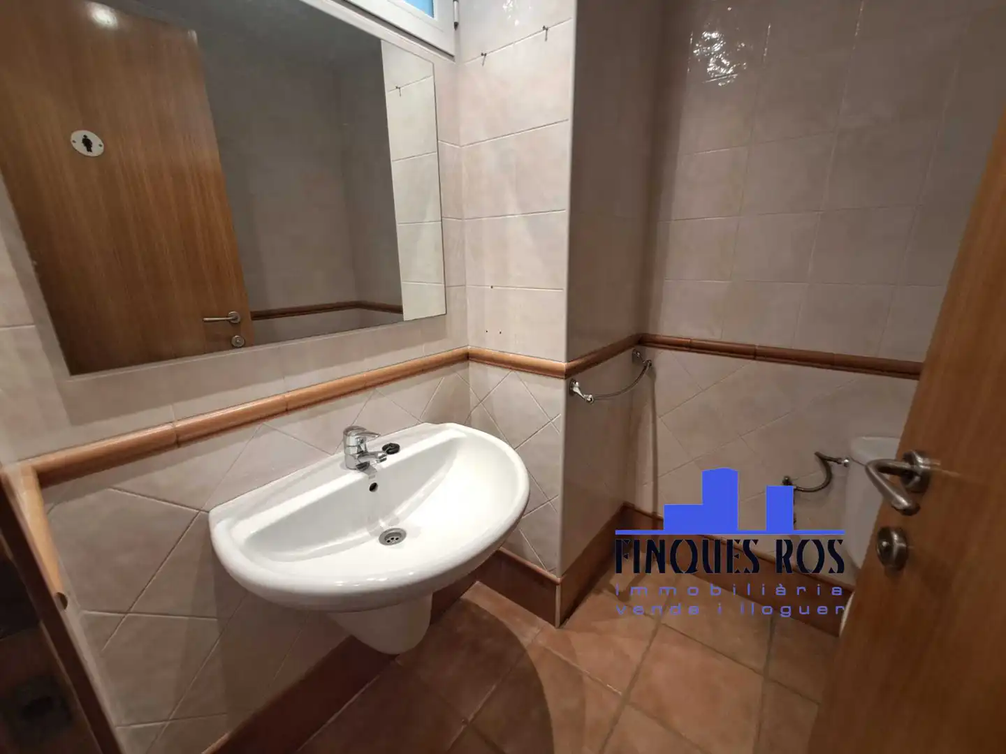 Bathroom of Office for rent in Vinaròs  with Air Conditioner and Heating