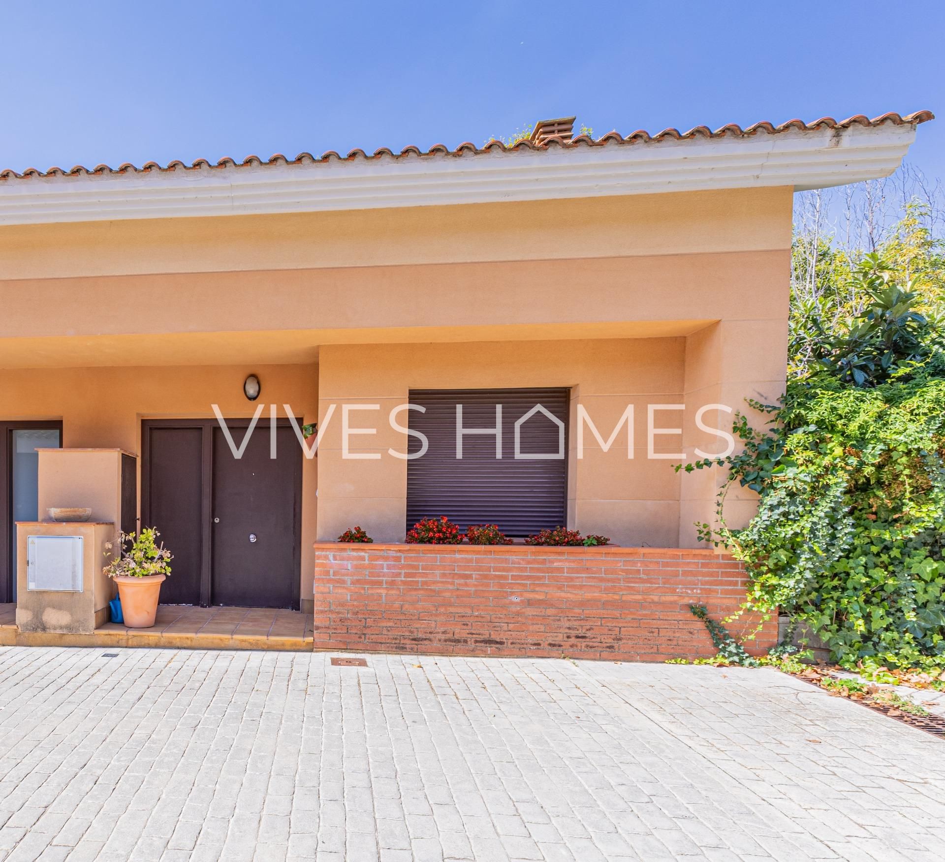Vista exterior de Casa adosada en venda en Arenys de Mar amb Aire condicionat, Calefacció i Jardí privat