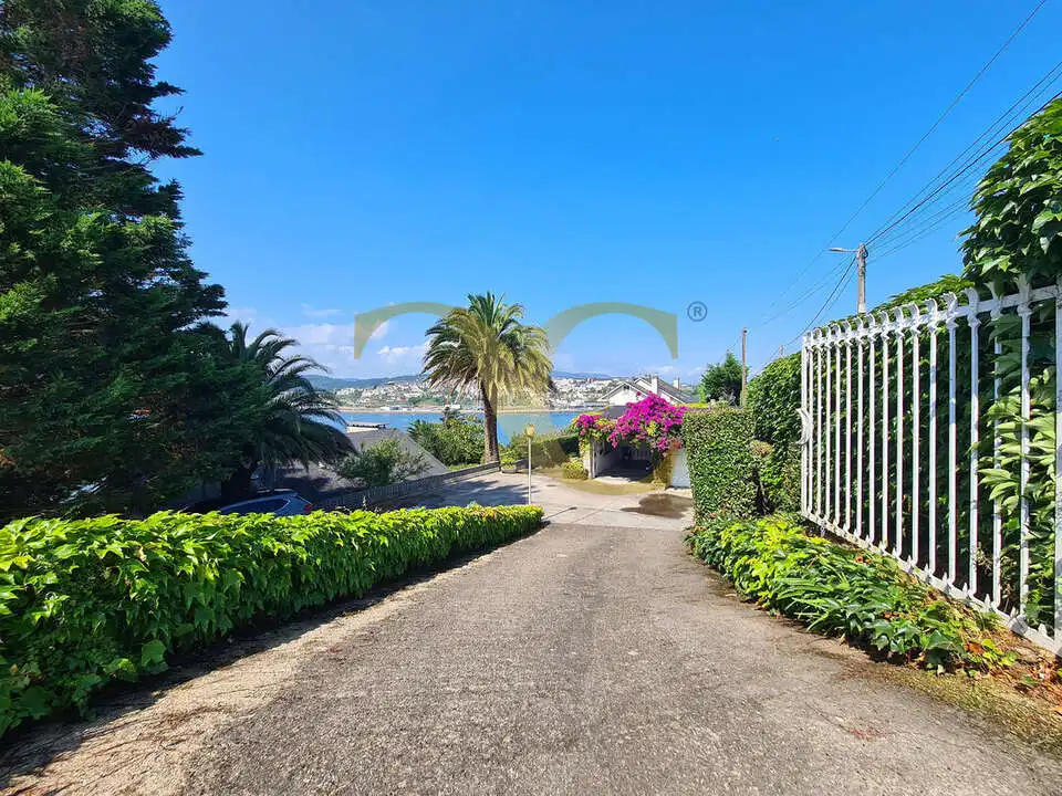 Vista exterior de Casa o xalet en venda en Castropol amb Calefacció, Jardí privat i Terrassa
