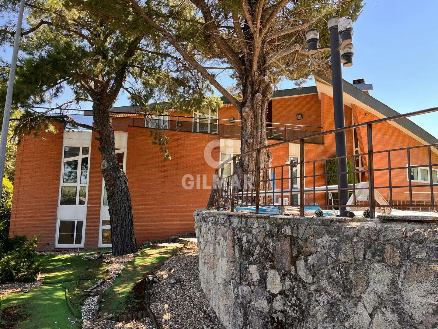 Vista exterior de Casa o xalet en venda en Hoyo de Manzanares amb Calefacció, Jardí privat i Piscina