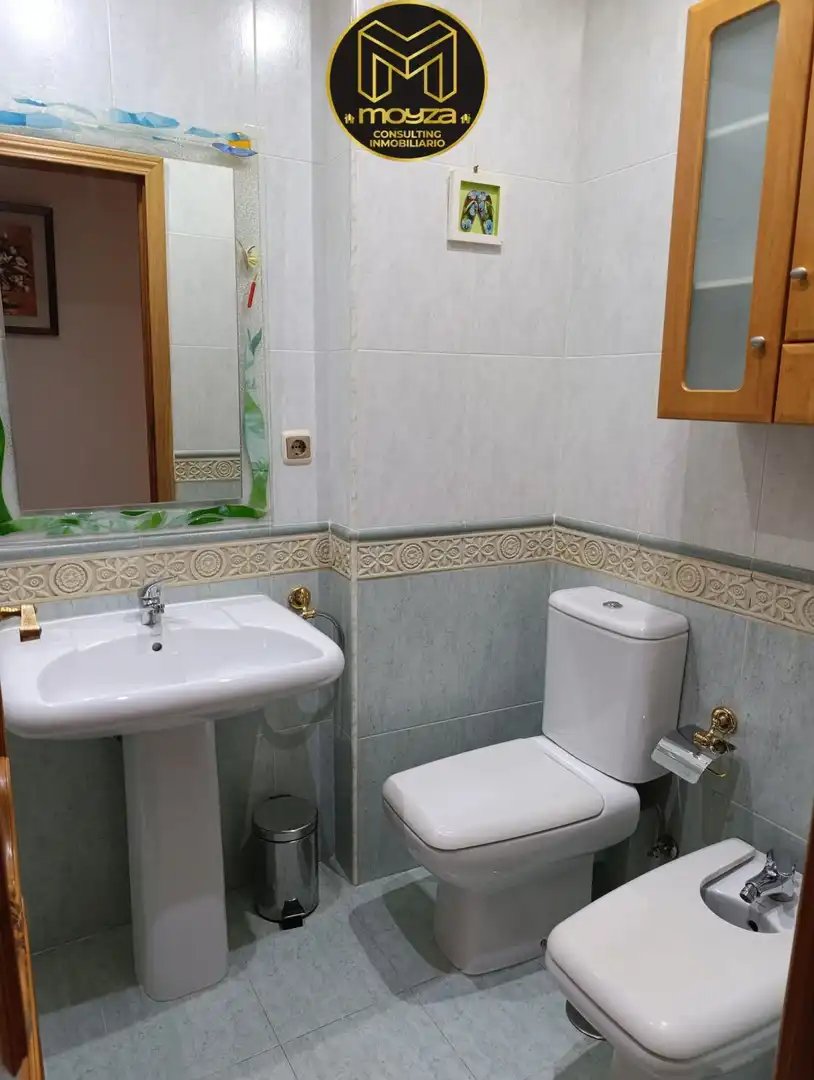 Badezimmer von Wohnung zur Miete in Jaén mit Klimaanlage und Heizung