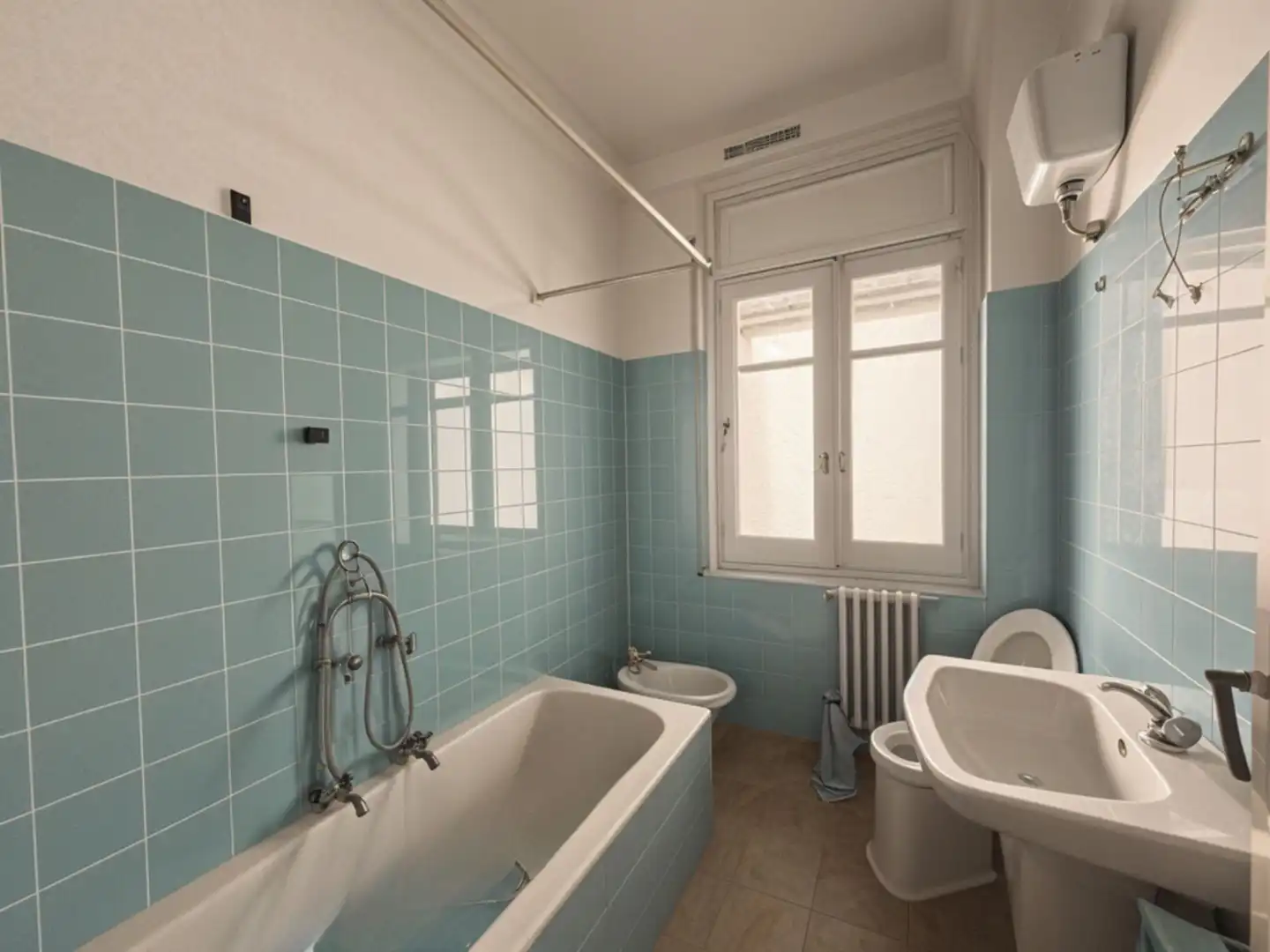 Bathroom of Flat for sale in Zaragoza  with Heating, Terrace and Storage room