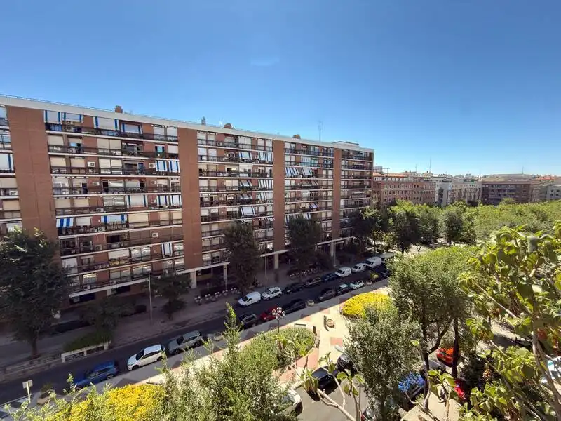 Vista exterior de Pis en venda en Madrid amb Aire condicionat, Calefacció i Terrassa