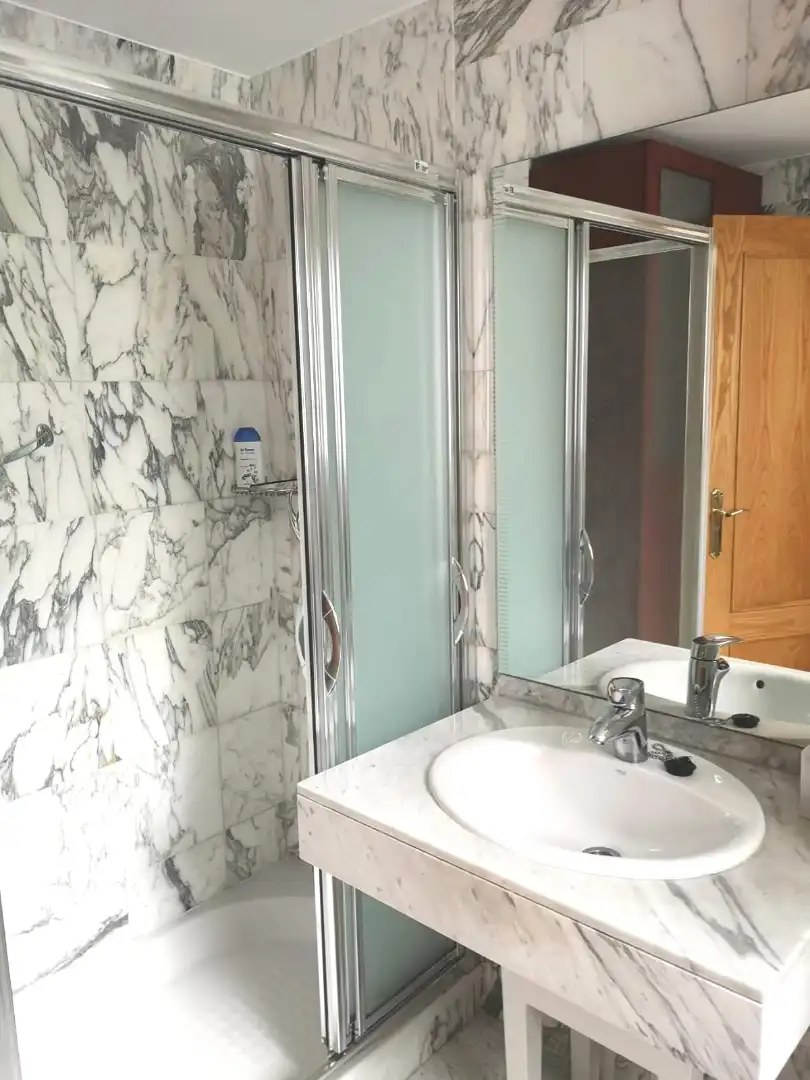 Baño de Piso en venta en Granada con Aire acondicionado, Calefacción y Amueblado
