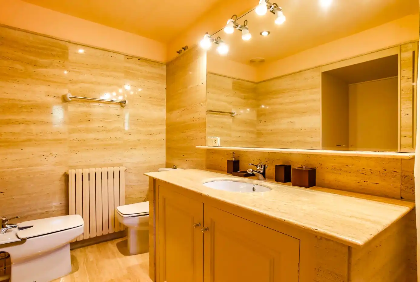 Baño de Finca rústica en venta en Olot con Calefacción, Jardín privado y Terraza