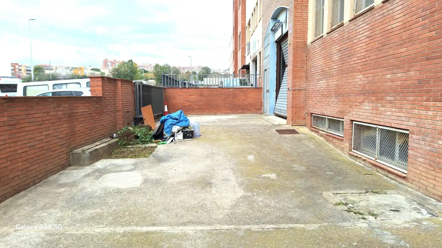 Parkplatz von Fabrikhallen zur Miete in Mataró