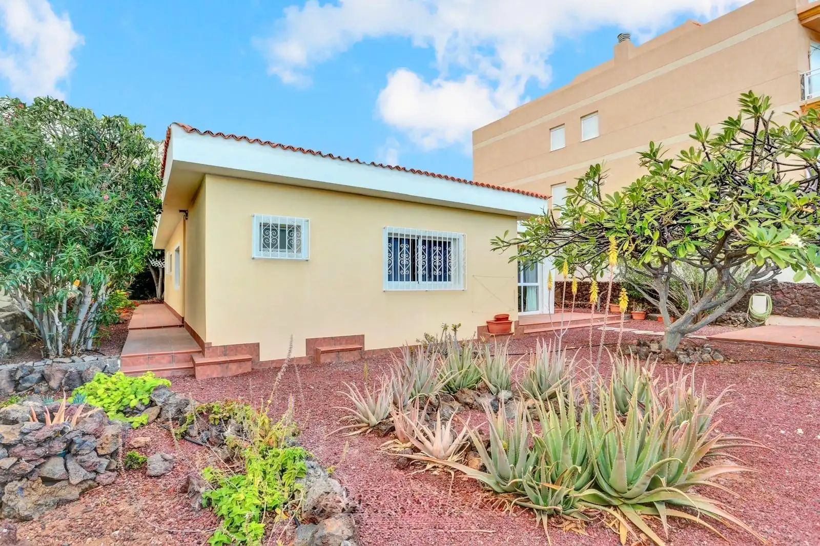 Vista exterior de Casa o chalet en venta en Arona con Aire acondicionado, Jardín privado y Amueblado