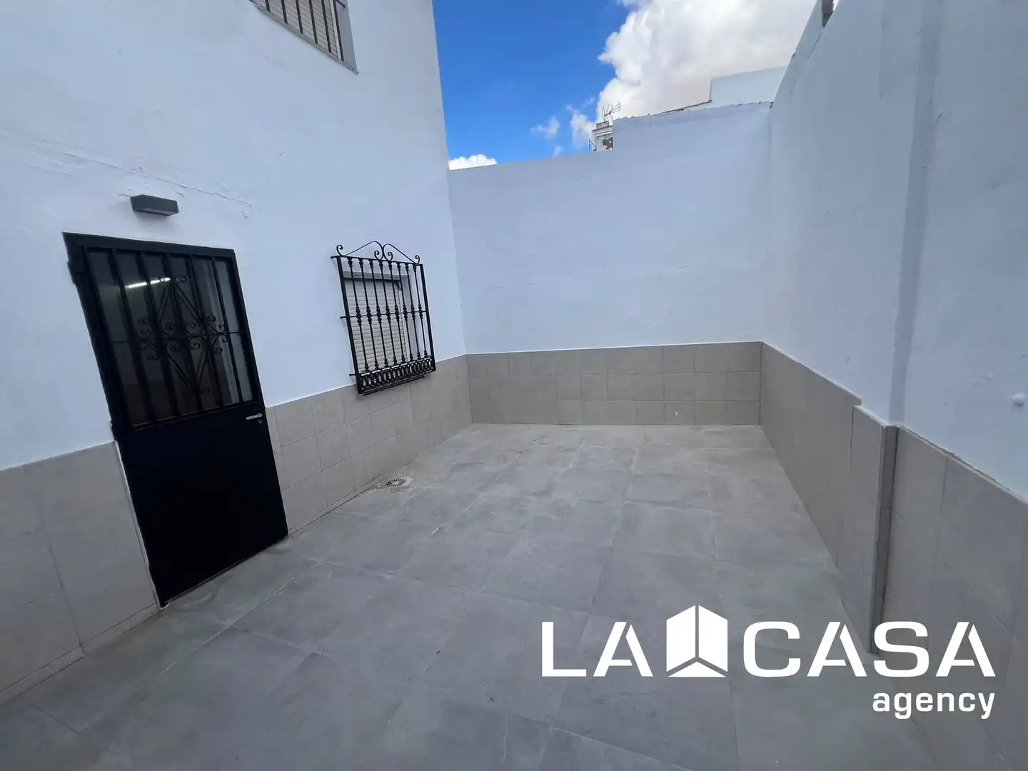 Vista exterior de Casa o chalet en venta en Mairena del Alcor con Terraza y Balcón