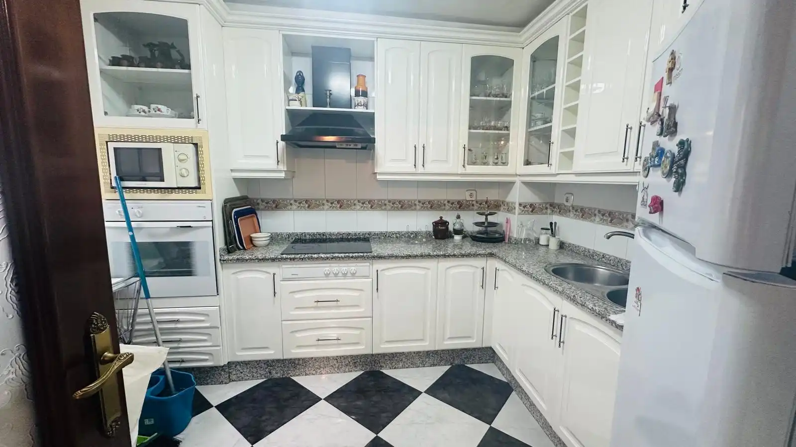 Küche von Wohnung zum Verkauf in Sevilla mit Klimaanlage, Heizung und Terrasse