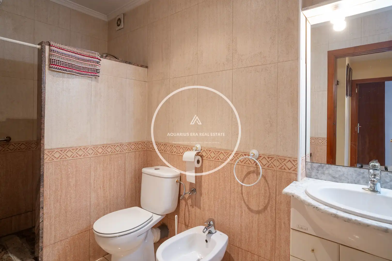 Baño de Piso en venta en Torelló con Calefacción, Terraza y Amueblado