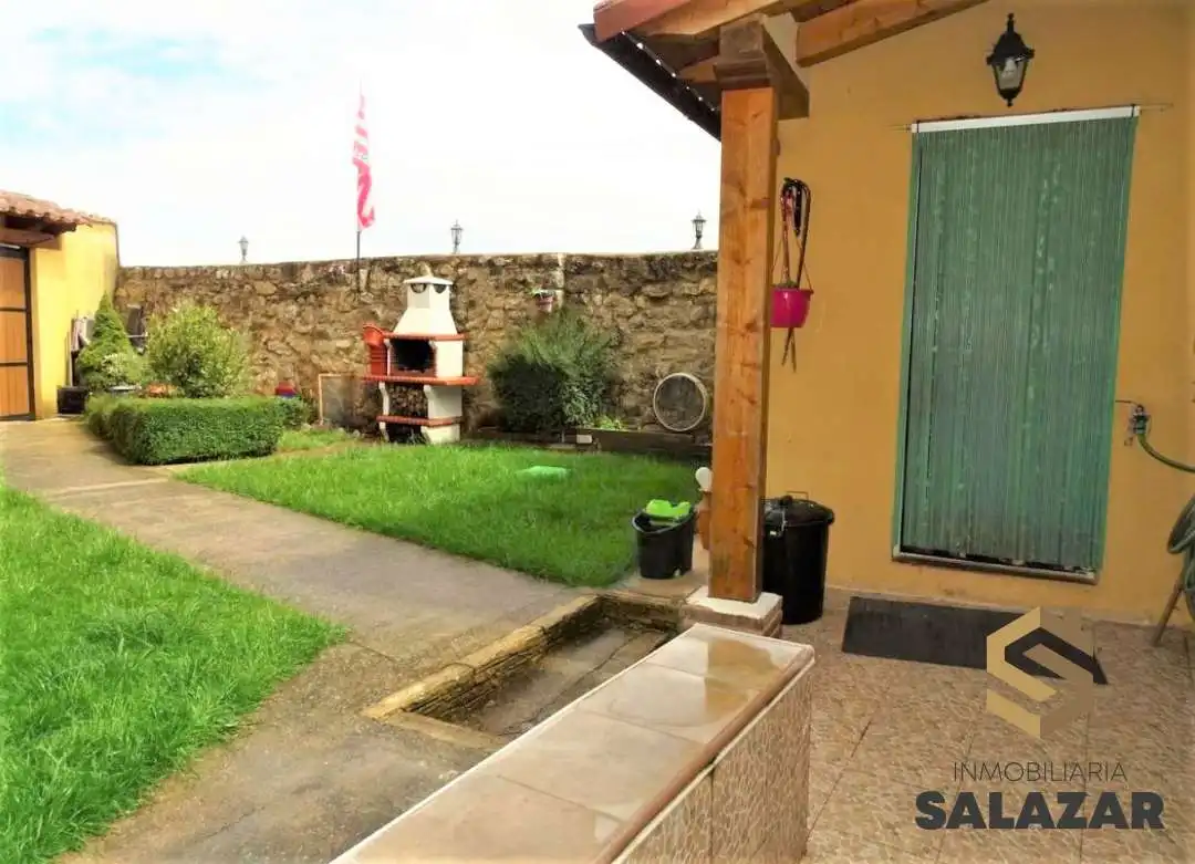 Casa adosada en venda a Calle la Iglesia, Villalaco