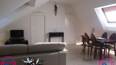 Piso muy singular de 145 m² construidos con 3 habitaciones, 2 baños, salón, cocina amueblada y equipada, despensa, garaje y ascens