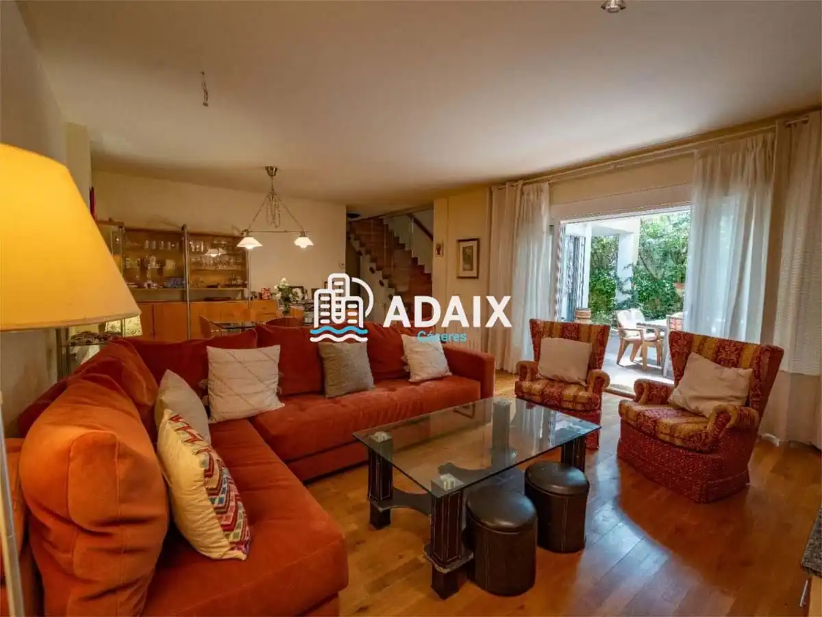 Chalet en venta en C/ ÁNGEL FERNÁNDEZ, imagen 2
