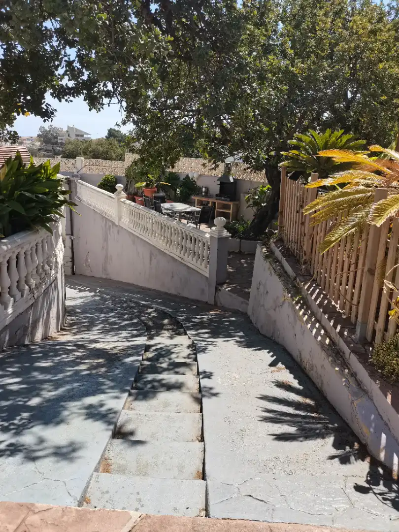 Vista exterior de Casa o xalet en venda en Málaga amb Calefacció, Jardí privat i Parquet