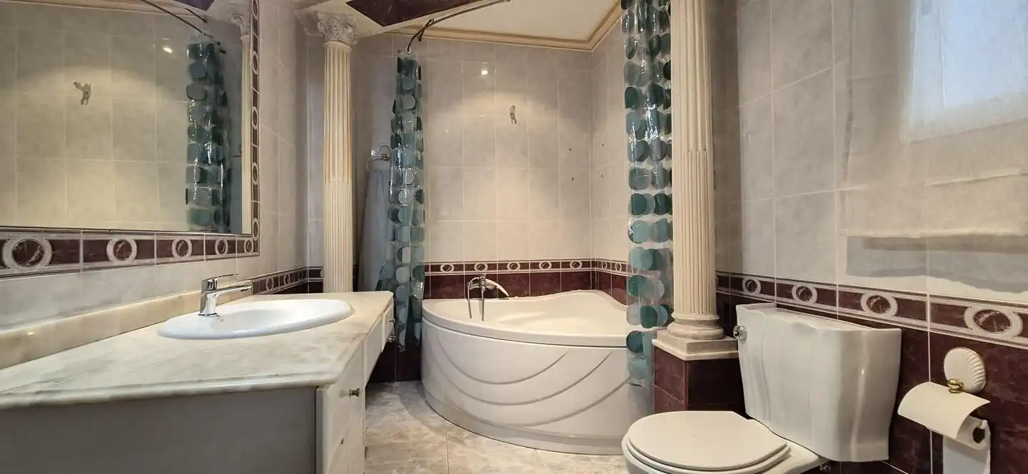 Badezimmer von Erdgeschoss zum Verkauf in Elche / Elx mit Klimaanlage, Terrasse und Abstellraum