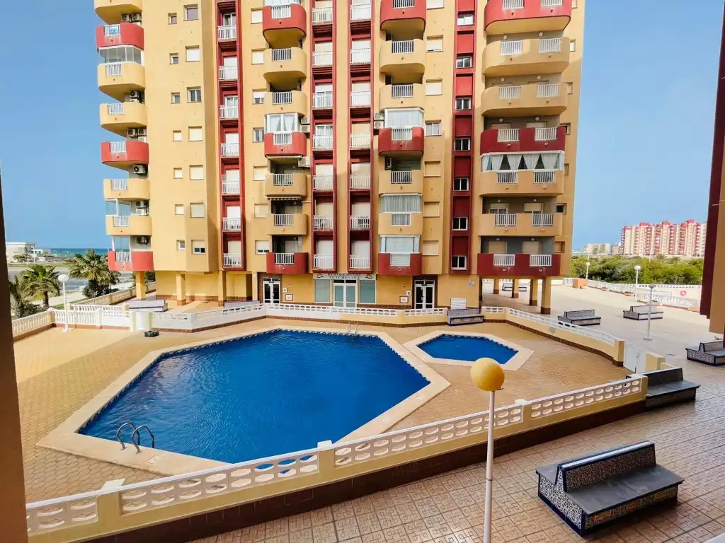 Piscina de Apartamento en venta en La Manga del Mar Menor